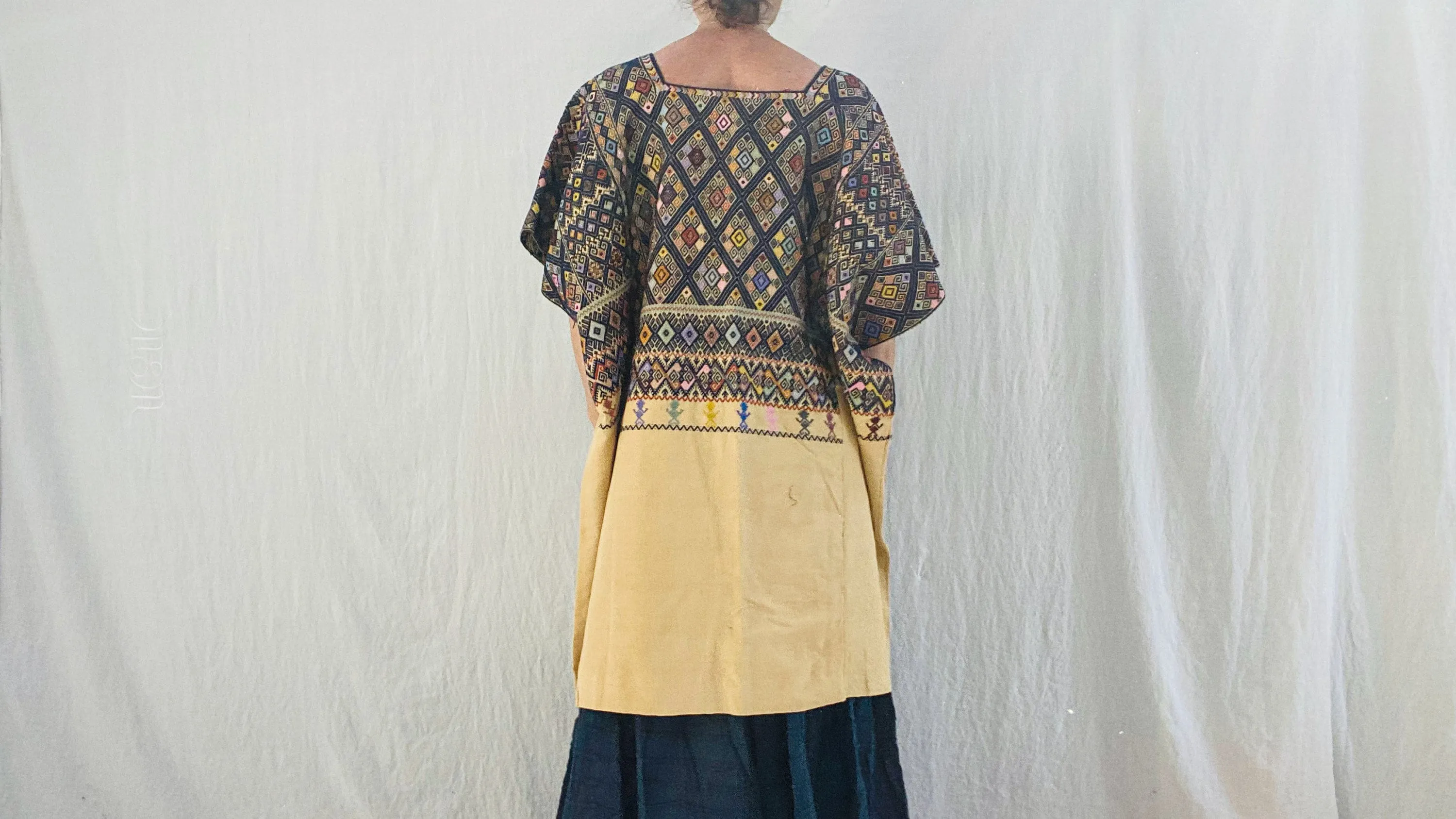 San Andres Larrainzar Huipil Blouse. Mexico. Chiapas. Oversized.