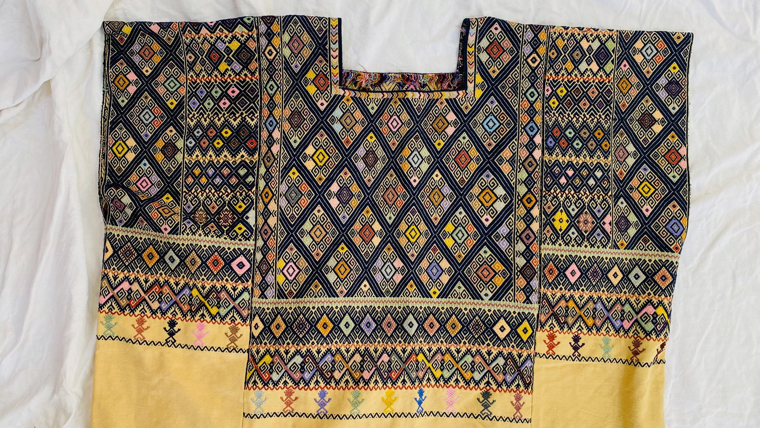 San Andres Larrainzar Huipil Blouse. Mexico. Chiapas. Oversized.