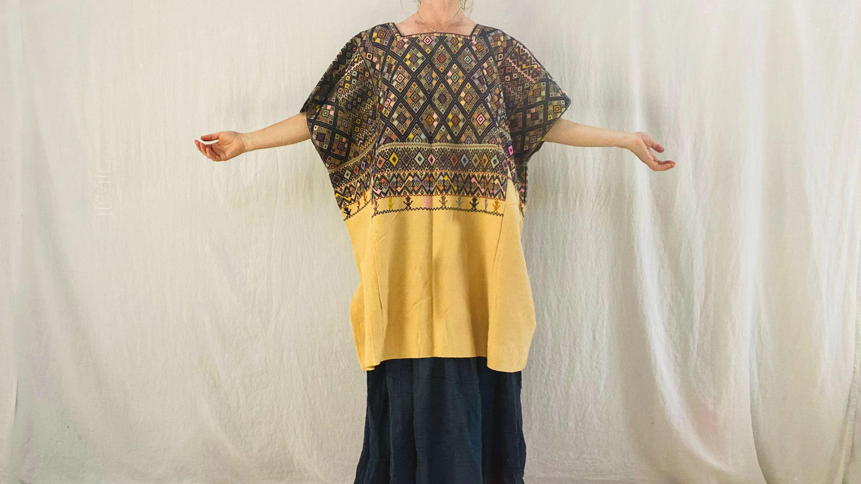 San Andres Larrainzar Huipil Blouse. Mexico. Chiapas. Oversized.